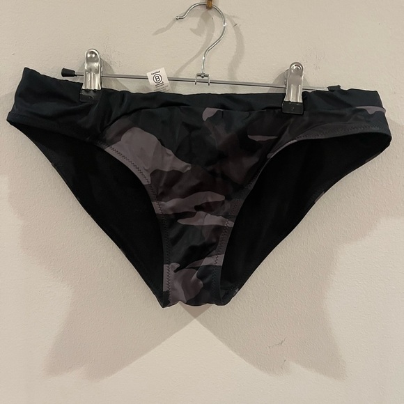 Athleta Black and Gray Camo Bikini Set - Picture 3 of 10